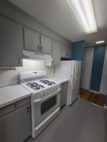 Building Photo - 180 Nesmith St