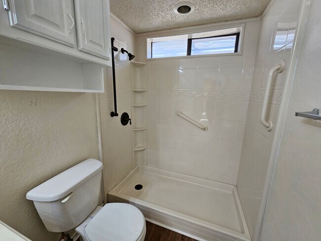 Building Photo - Charming home located in the well-maintain...