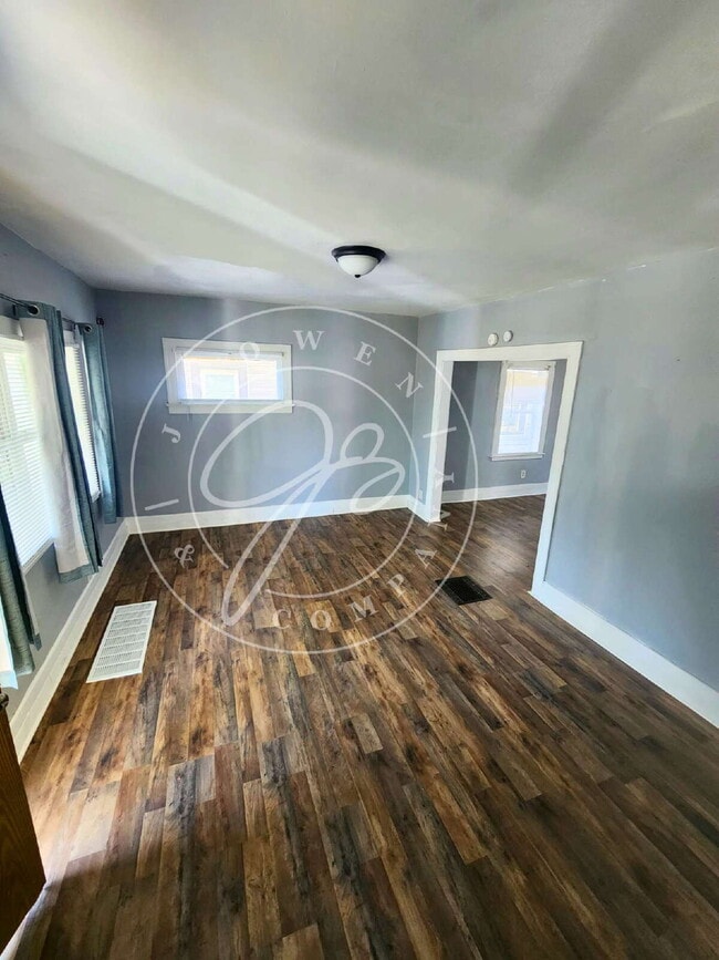 Building Photo - Spacious 3 bed with bonus room and shower ...