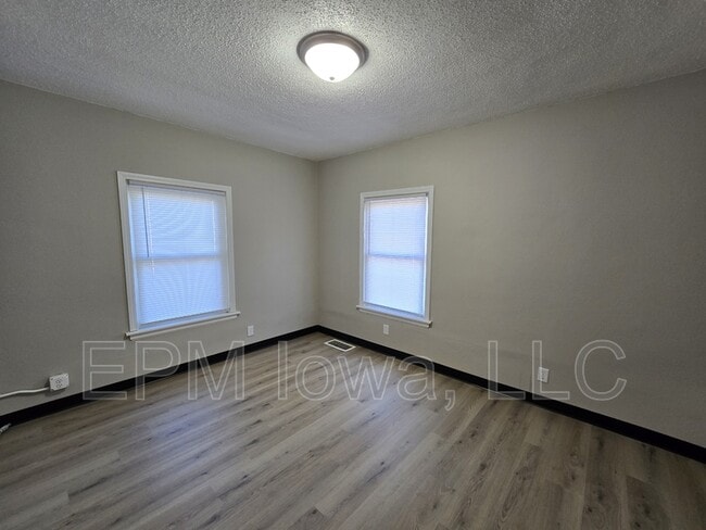 Building Photo - 1125 N Barclay St