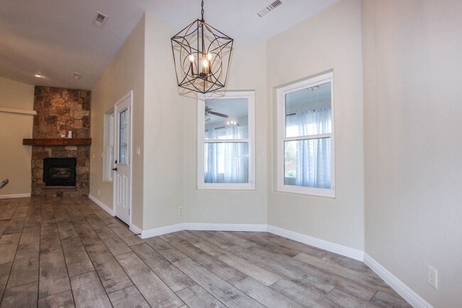 Building Photo - 3 Bedroom Home in Viewpoint East  Applicat...