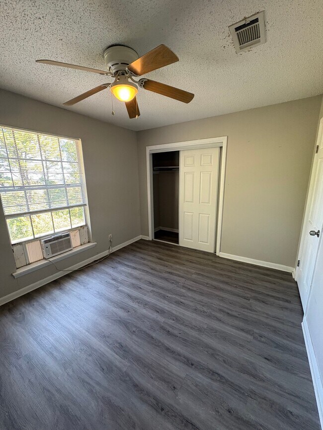 Building Photo - 1123 W Scenic Dr