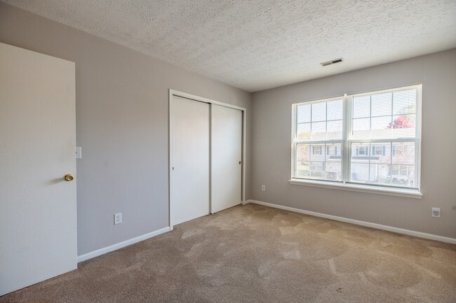 Building Photo - 484-486 Applegate Ln