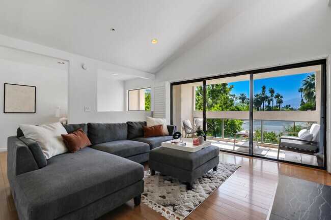 Building Photo - 835 Village Square S