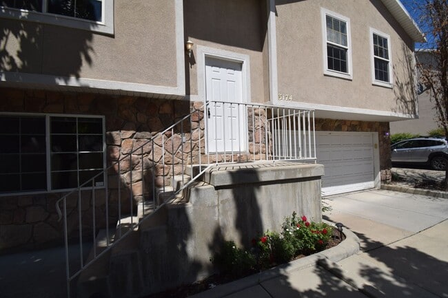 Building Photo - Amazing 3 Bedroom 2.5 Bathroom in SLC!!!