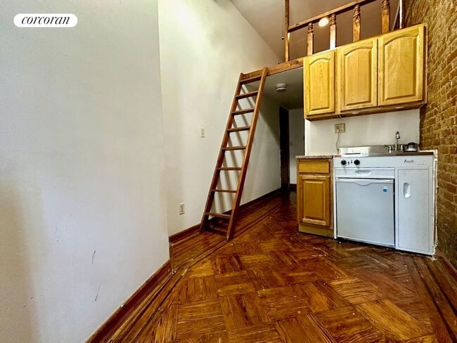 Building Photo - 103 W 70th St
