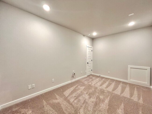 Building Photo - Modern 5/BR 4/BA with Stylish Finishes, Sp...