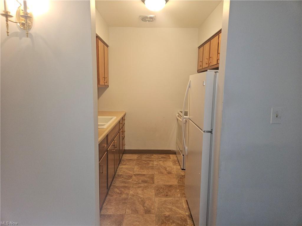 Building Photo - 7010 Carriage Hill Dr