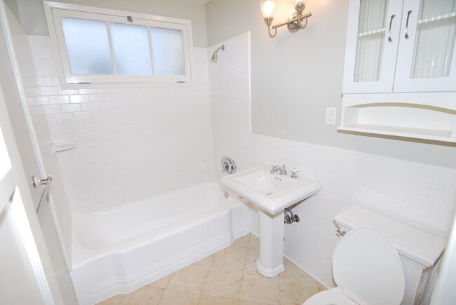 Building Photo - Spacious 1 Bedroom Downtown Long Beach Condo