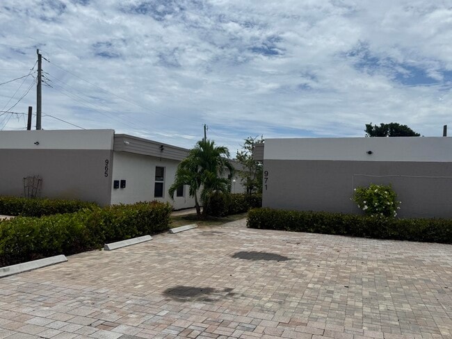 Building Photo - 965 Silver Beach Rd
