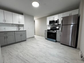 Building Photo - 45-51-51 Cowles St