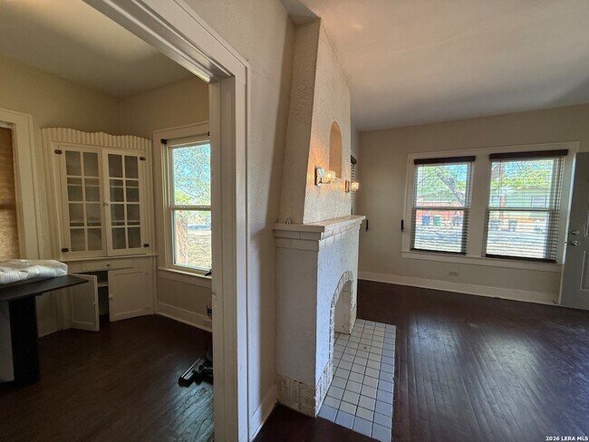 Building Photo - 630 W Gramercy Pl