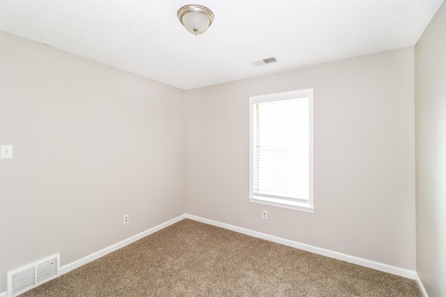 Building Photo - 5893 Pipers Green Ln