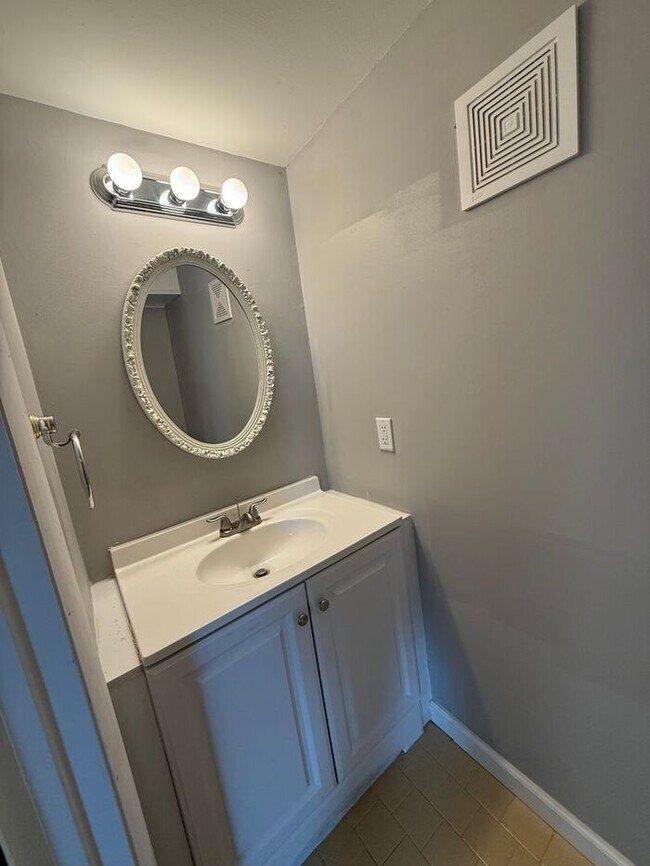 Building Photo - FOR RENT - 3 Bedroom Condo in Green Hills