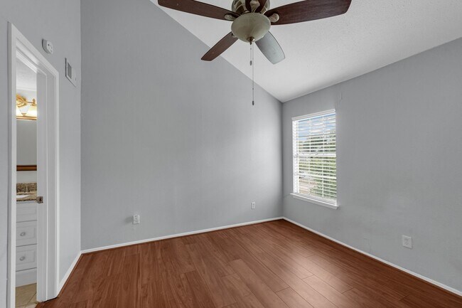 Building Photo - 11710 Southlake Dr