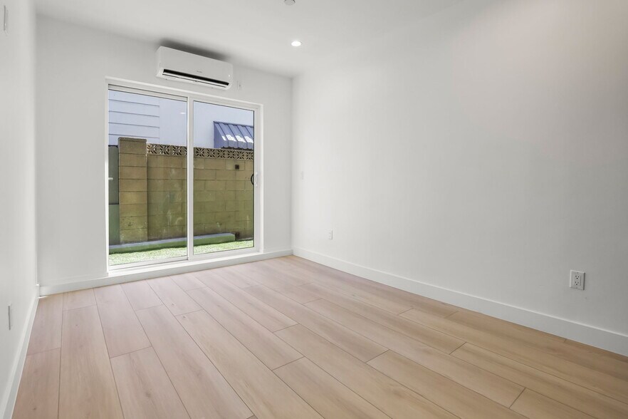 Building Photo - 11004 Hortense St