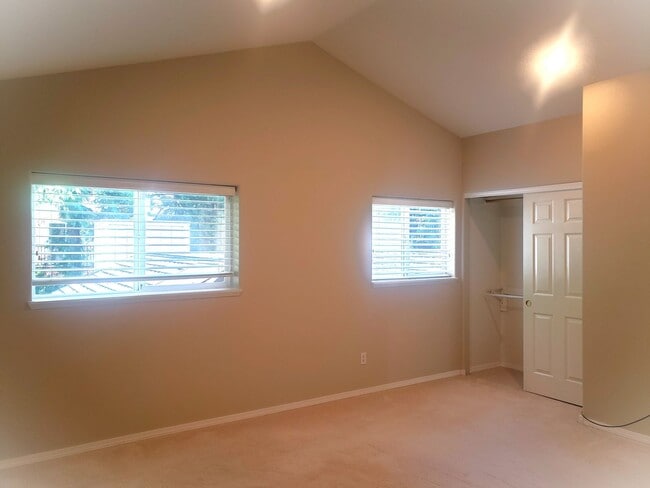Building Photo - Wonderful John's Landing Updated Townhouse...