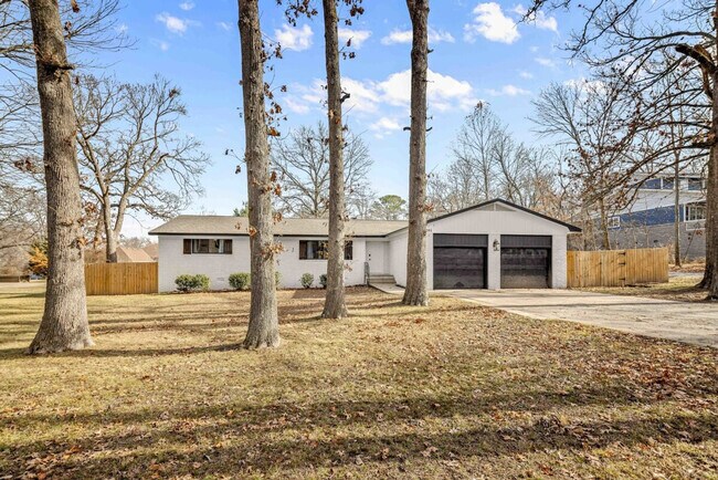 Building Photo - 201 N Dogwood St