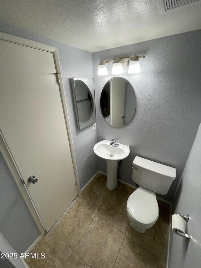 Building Photo - 10421 W Puget Ave