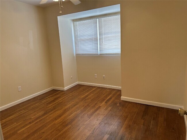 Building Photo - 1126 Rue La Chelle Walk
