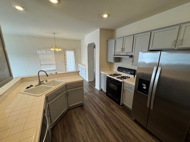 Primary Photo - Quiet Home on Cul-De-Sac Available now!!