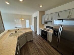 Building Photo - Quiet Home on Cul-De-Sac Available now!!