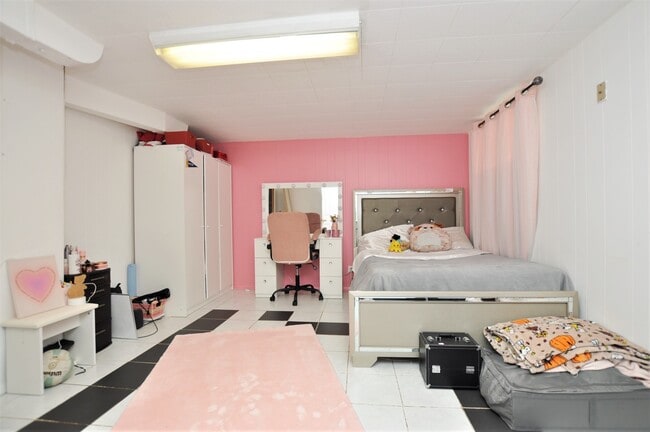 Building Photo - 2639 W Balmoral Ave