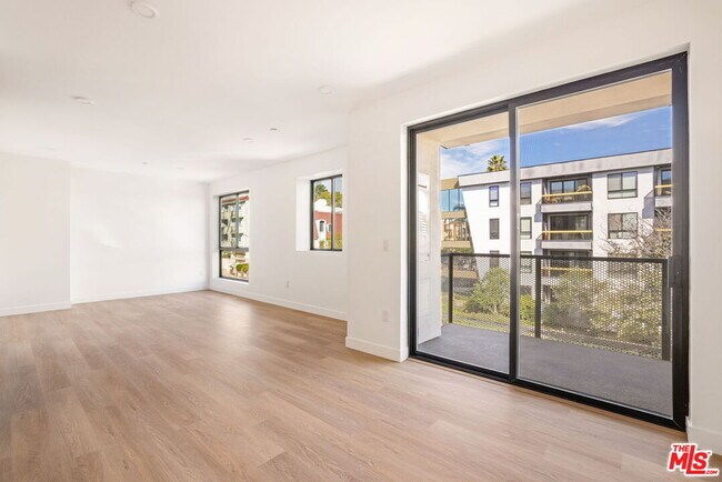 Building Photo - 2361 Fox Hills Dr