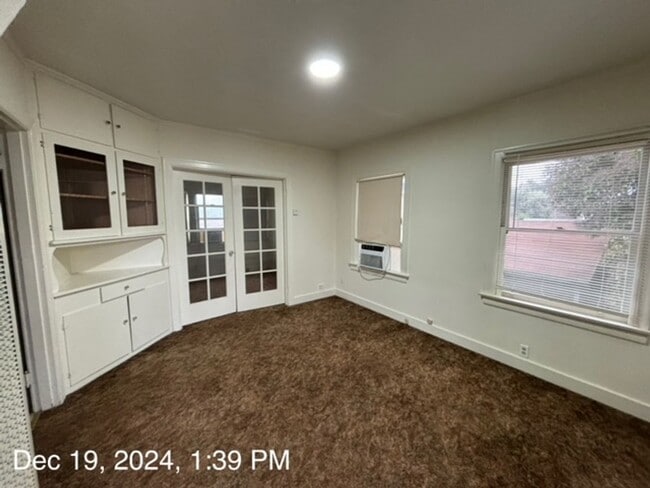 Building Photo - 1109 Oak St