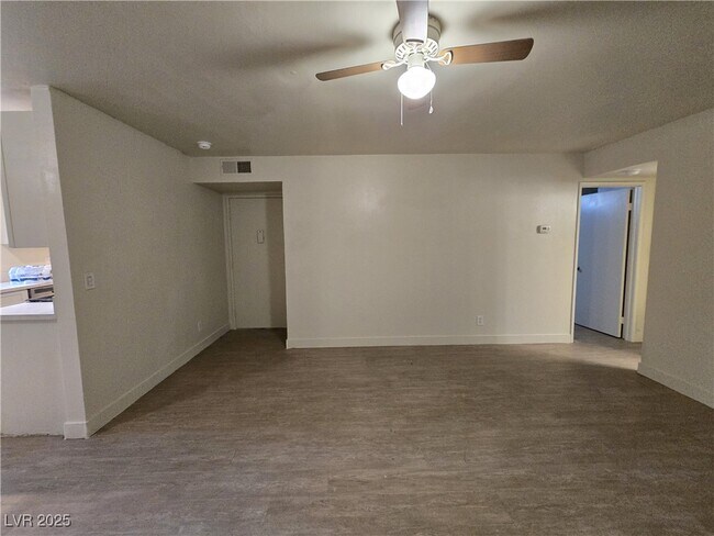 Building Photo - 1405 E Vegas Valley Dr