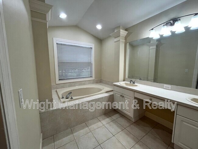 Building Photo - 1005 Misty Hollow Ln