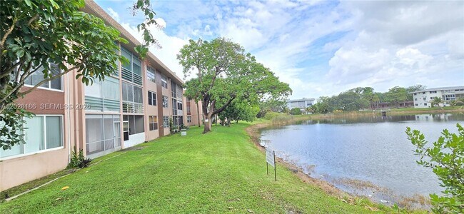 Building Photo - 5335 NW 10th Ct
