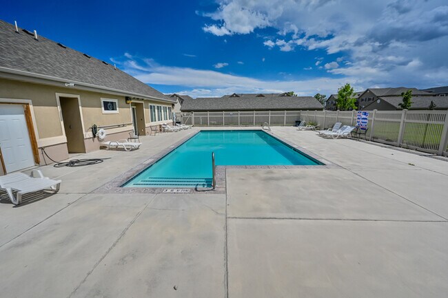 Building Photo - Main Floor Condo in Saratoga Springs!