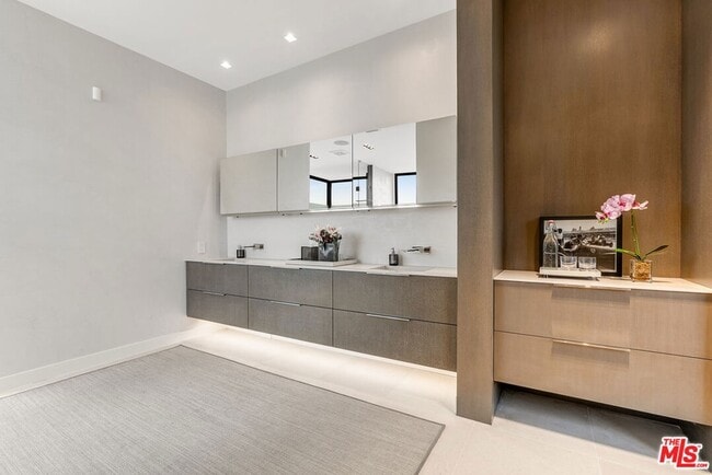 Building Photo - 9405 Sierra Mar Pl