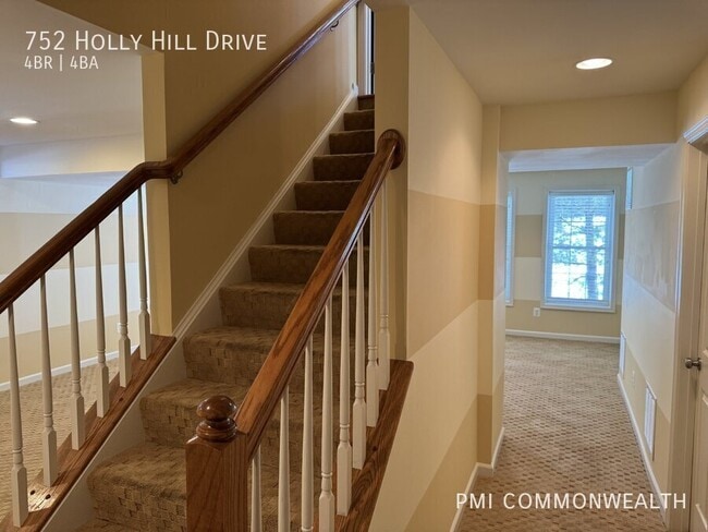 Building Photo - 752 Holly Hill Dr