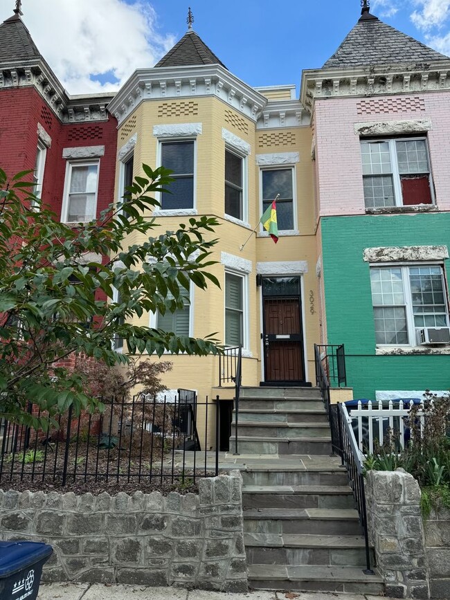 Primary Photo - Columbia Heights Four Story Row home for R...