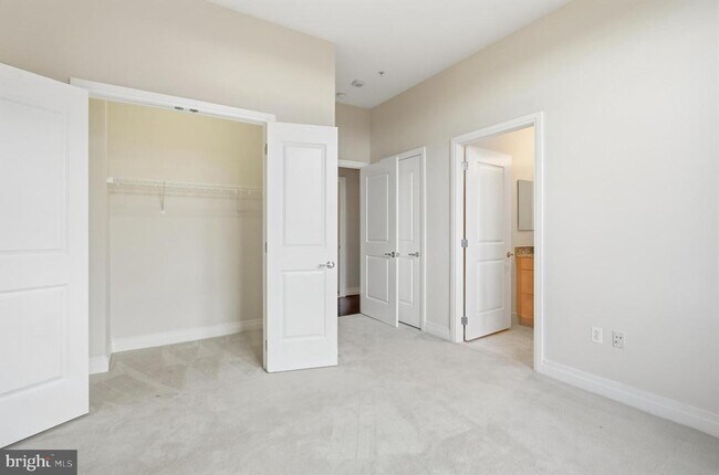 Building Photo - 8220 Crestwood Heights Dr