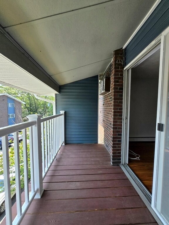 Building Photo - 11 Woodcrest Ct