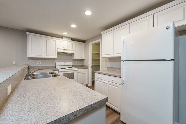 Building Photo - Recently Updated 3 Bedroom 2.5 Bath Duplex - Located in Convenient Hazel Dell Neighborhood