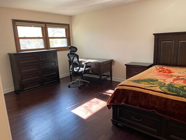 Building Photo - 1925 E Waverly Ln