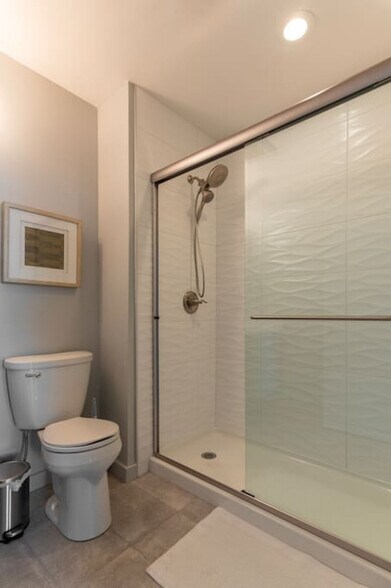 Building Photo - 1906 Elm St