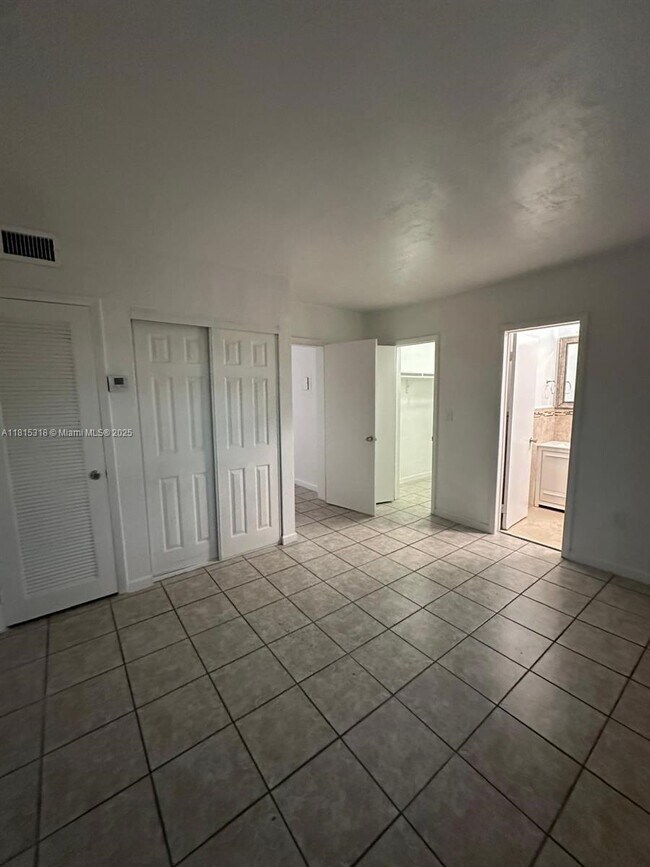Building Photo - 1230 W 54th St