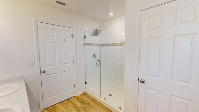 Building Photo - LOCATION! LOCATION! LOCATION!