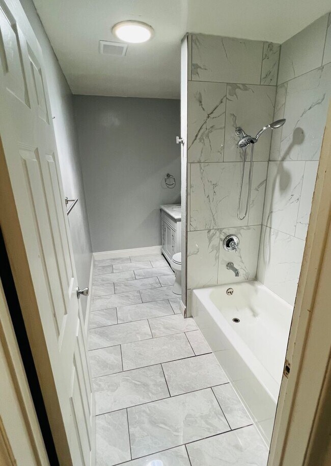 Building Photo - 5 bed 3 bath w/ large rooms and backyard