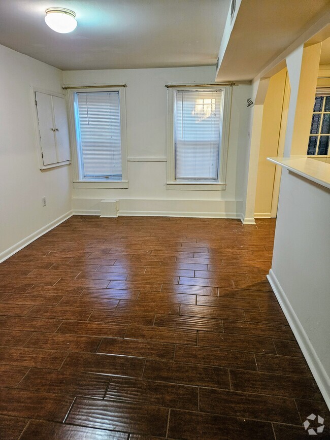 Building Photo - 617 10th St NE
