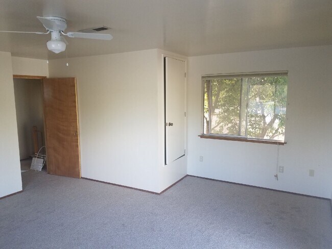 Building Photo - Racetrack 2