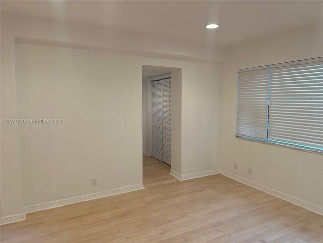 Building Photo - 725 Navarre Ave