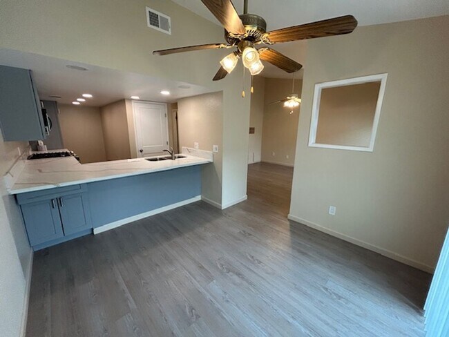Building Photo - Beautiful Newly Remodeled 2 Bedroom 1.5 Bathroom in SE Visalia!