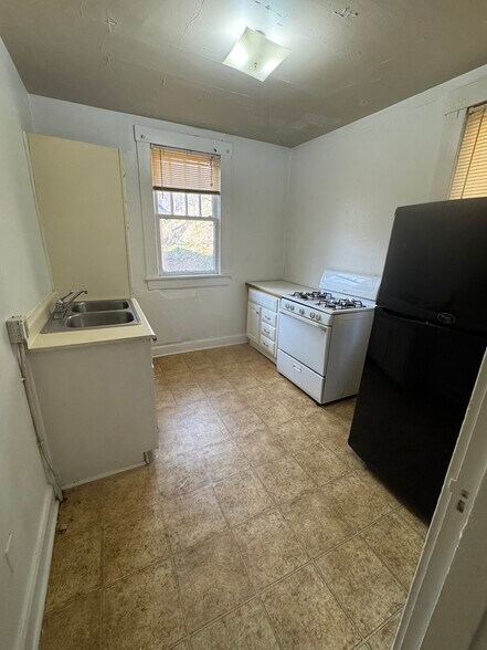 Primary Photo - 220 Cedar St