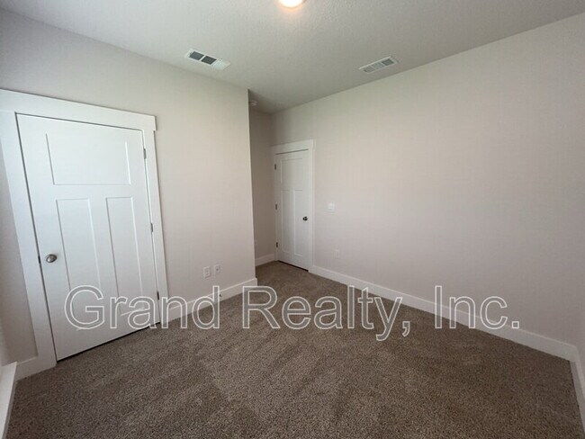 Building Photo - 5823 Sargassum Ln